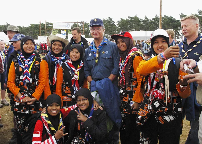 His Majesty with Scouts from Indonesia at the World Scout Jamboree in Sweden (Au