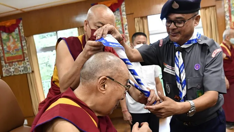 Scout highlights Messengers of Peace work to the Dalai Lama