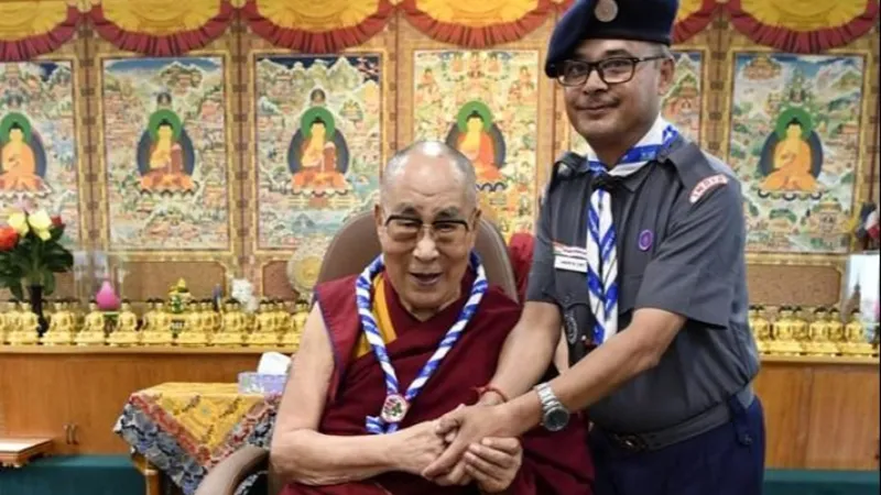 Scout highlights Messengers of Peace work to the Dalai Lama